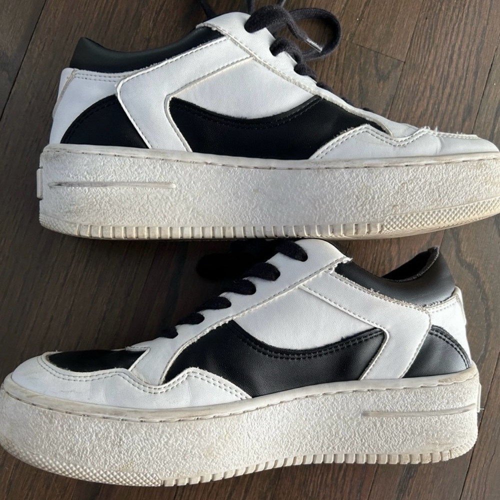 ALICE + OLIVIA Chic Black and White Sneakers